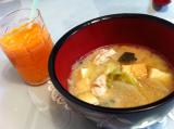 鶏団子味噌スープ、人参りんごジュース